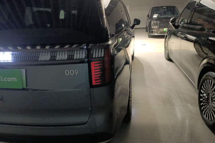 Used Zeekr 009 2024 7-Seater Walk-Through Version Four-Wheel Drive 108 kWh