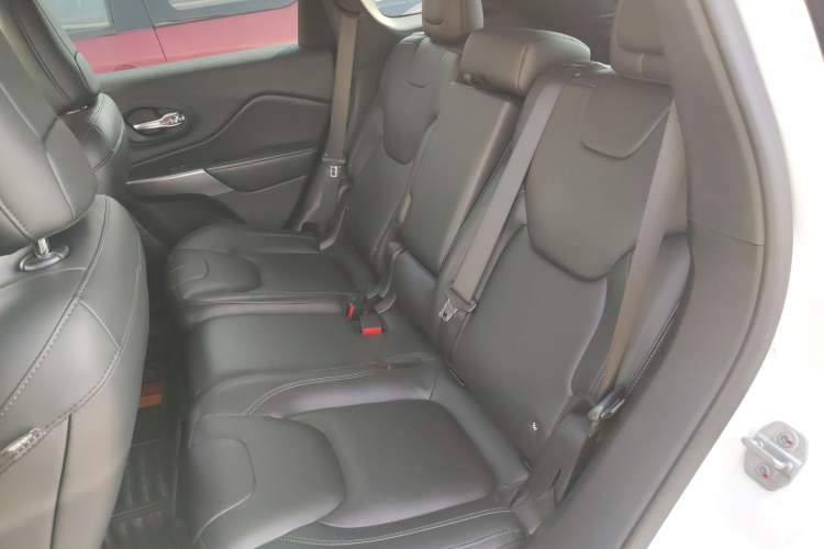 Used  Cherokee 2019 2.0T Four-Wheel Drive Explorer Edition China V