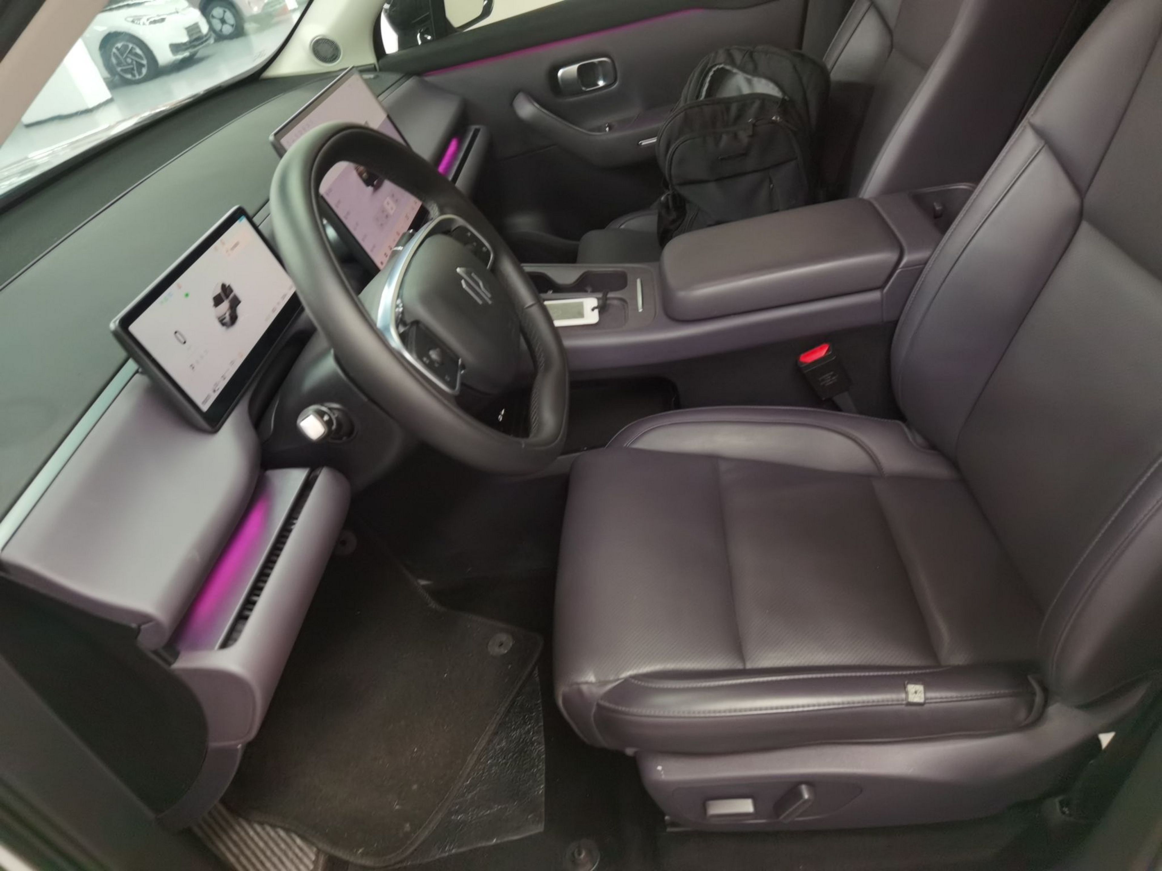 المقاعد الأمامية داخل السيارة