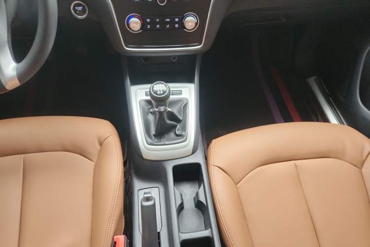 Used Roewe i6 2019 PLUS 1.6L Manual 4G Connected Deluxe Top-Tier Version