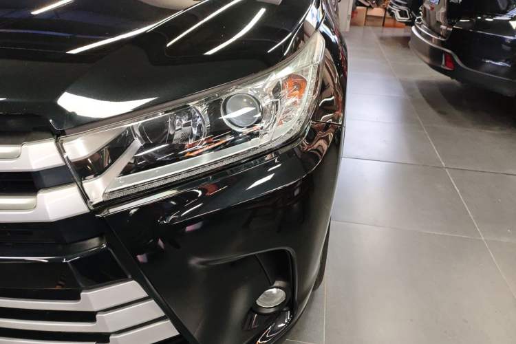 Used Toyota Highlander 2018 2.0T Four-Wheel Drive Luxury Edition 7 Seats China V Emission Standard
