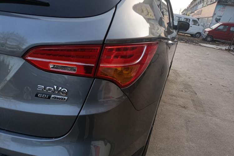 Used Hyundai Santa Fe Classic 2013 3.0L 4x4 Premium Edition 7-Seater Euro IV
