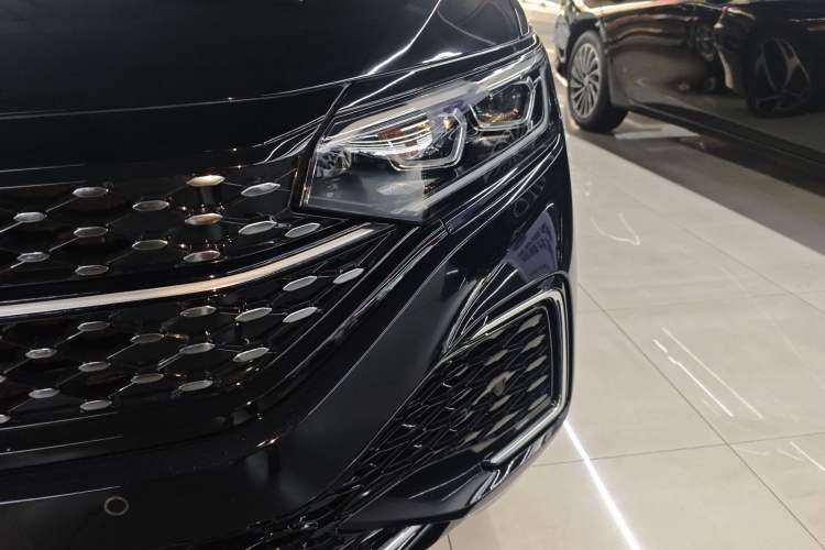 Used Volkswagen Passat 2025 Outstanding Model 380TSI Starry Dragon Glorious Edition
