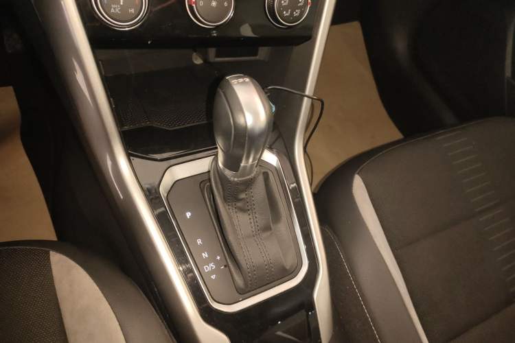 Used Volkswagen T-ROC 2019 230TSI DSG Two-Wheel-Drive Advanced Version China VI Standard
