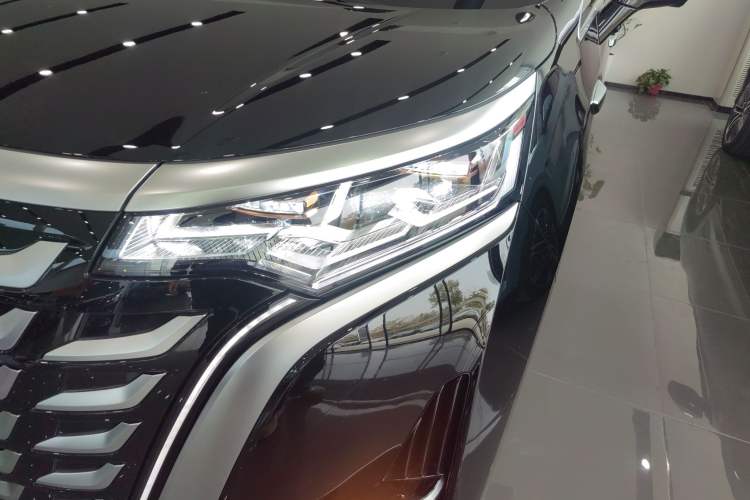 Used Denza D9 2025 DM-i Intelligent Drive 1020 Four-Wheel Drive Flagship Model