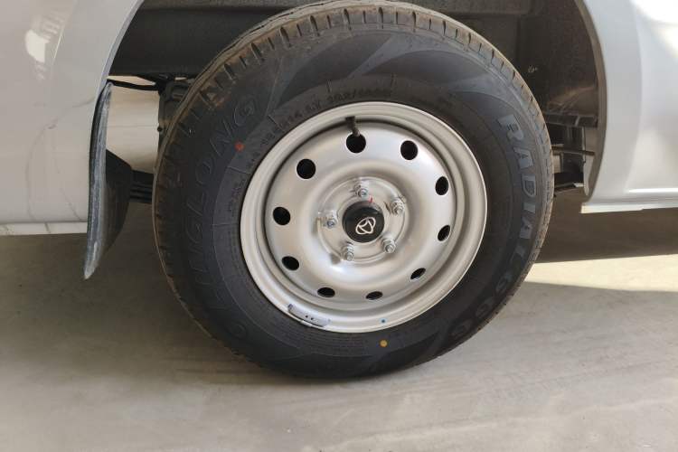 Used Chana Ruixing EM80 2025 Passenger Version Comfort Model 6 Seats 260 km Twin-Door Design 60 kW
