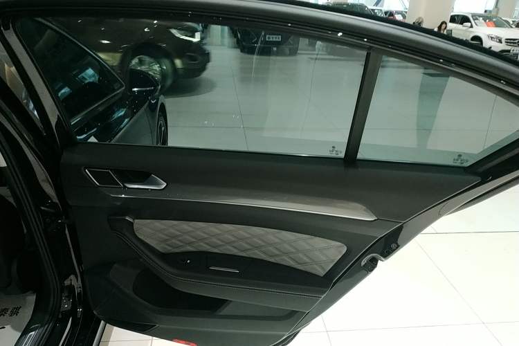 Used Volkswagen Magotan 2023 2 Million Units Limited Edition 330TSI DSG Leading Version
