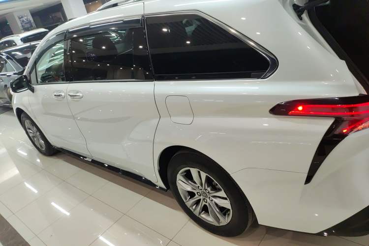 Used Toyota Sienna 2021 2.5L Hybrid Platinum Edition