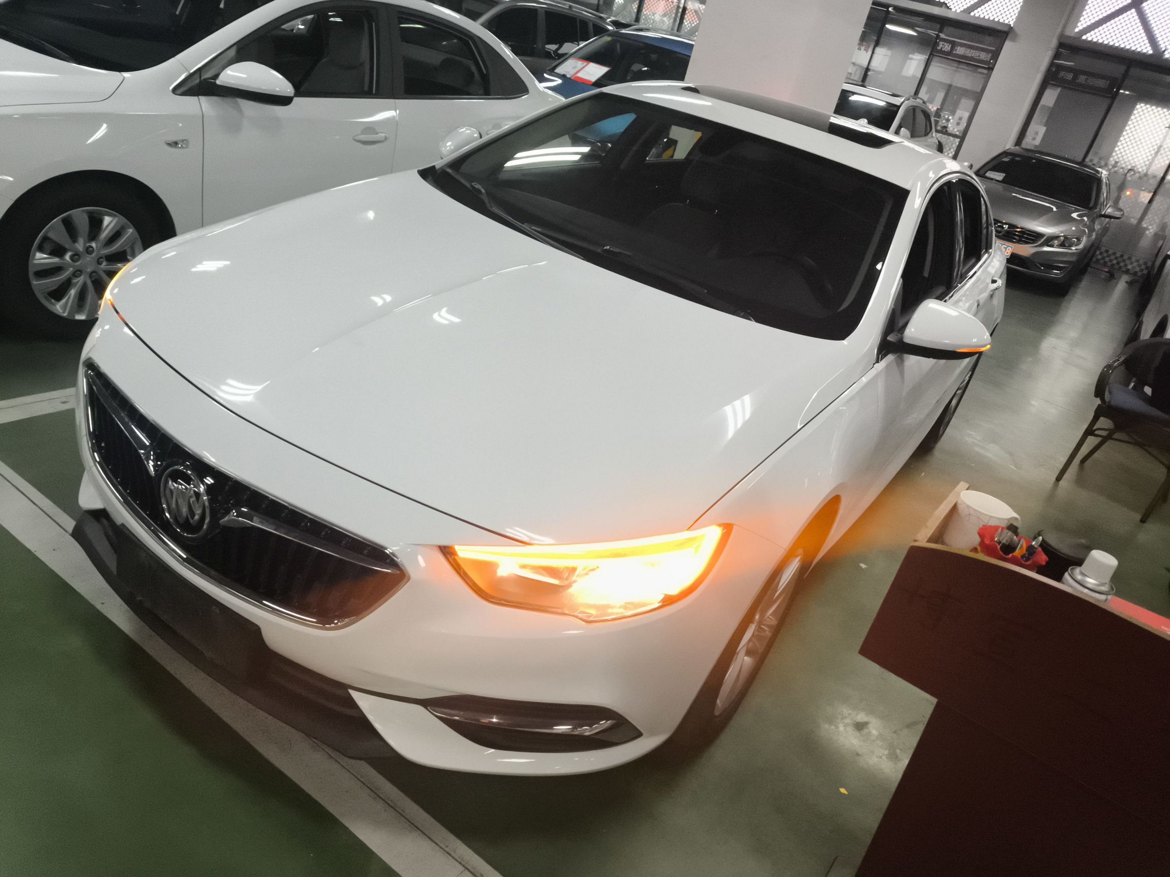 تحت مقدمة السيارة