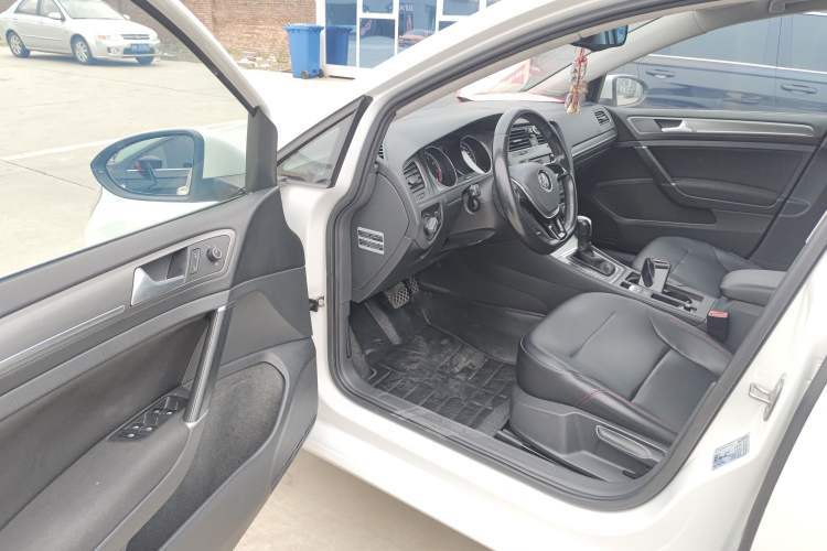 Used Volkswagen Golf 2015 1.4TSI Automatic Comfort Model
