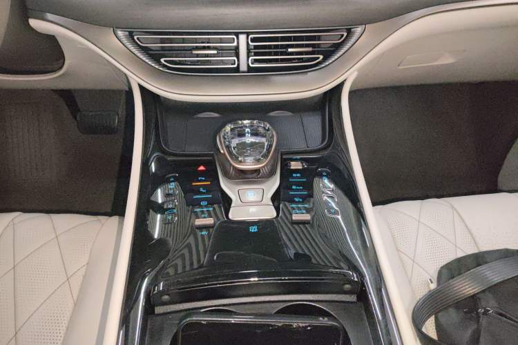 Used Denza D9 2022 DM-i 970 Four-Wheel Drive Prestige Model