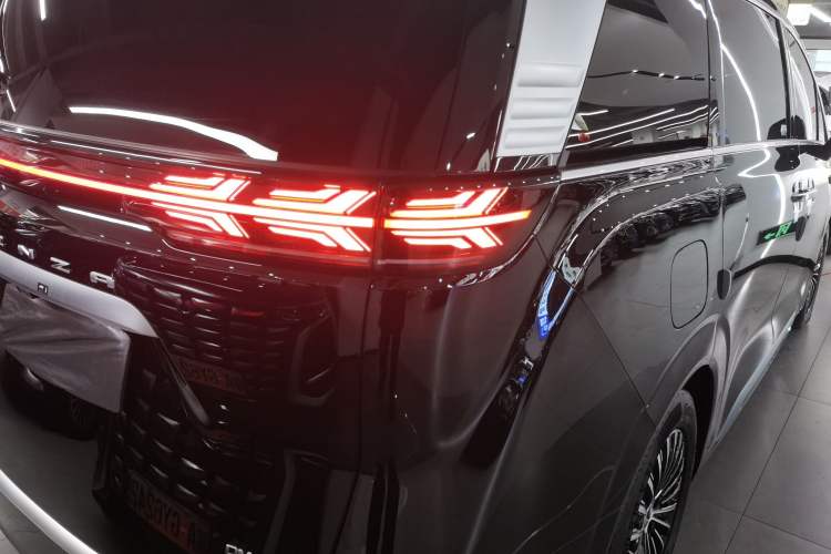 Used Denza D9 2025 DM-i Intelligent Drive 1020 Four-Wheel Drive Prestige Model
