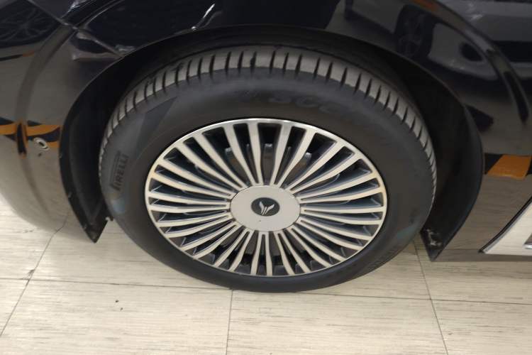 Used VOYAH Dream 2025 PHEV Four-Wheel Drive Prestige Kunpeng Edition
