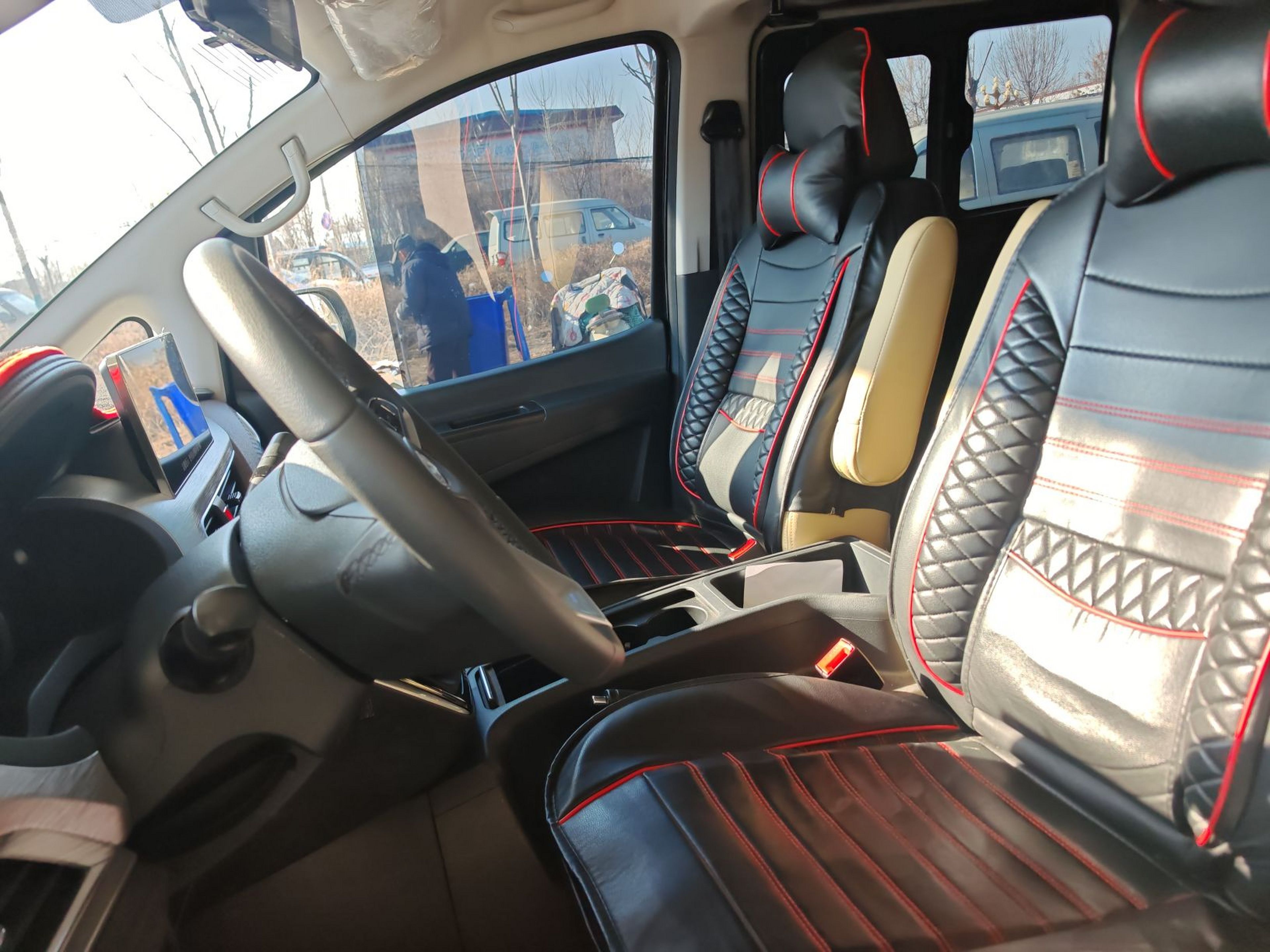 المقاعد الأمامية داخل السيارة