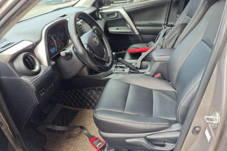 Used Toyota RAV4 2016 2.0L CVT Two-Wheel Drive Fashion Edition China V Standard
