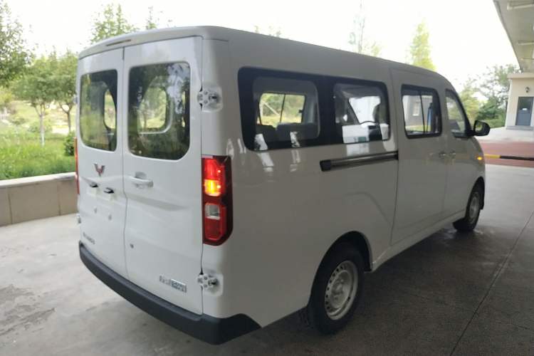 Used Wuling Yangguang 2024 300KM Comfort Version Passenger Van 75kW
