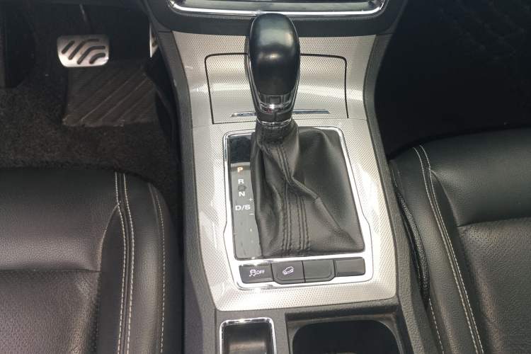 Used Roewe RX5 2016 20T Two-Wheel Drive Automatic Internet Smart Edition
