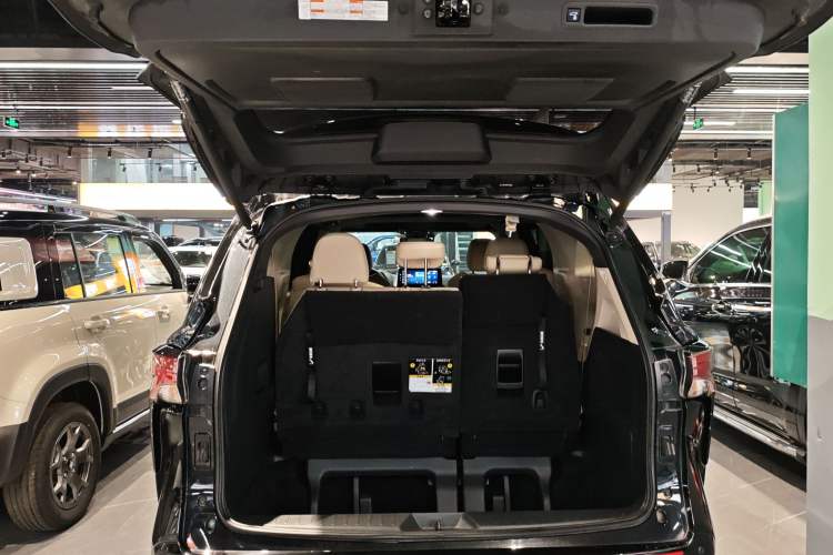 Used Toyota Granvia 2022 2.5L Hybrid Premium Edition