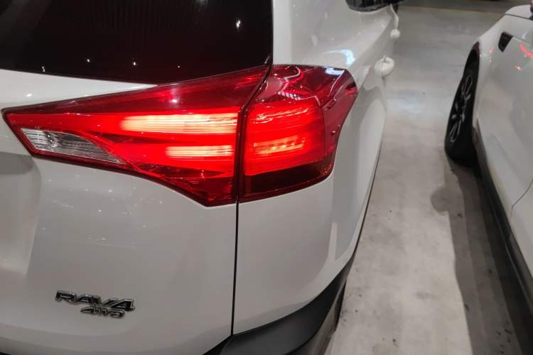 Used Toyota RAV4 2015 2.0L CVT Two-Wheel Drive Fashion Edition