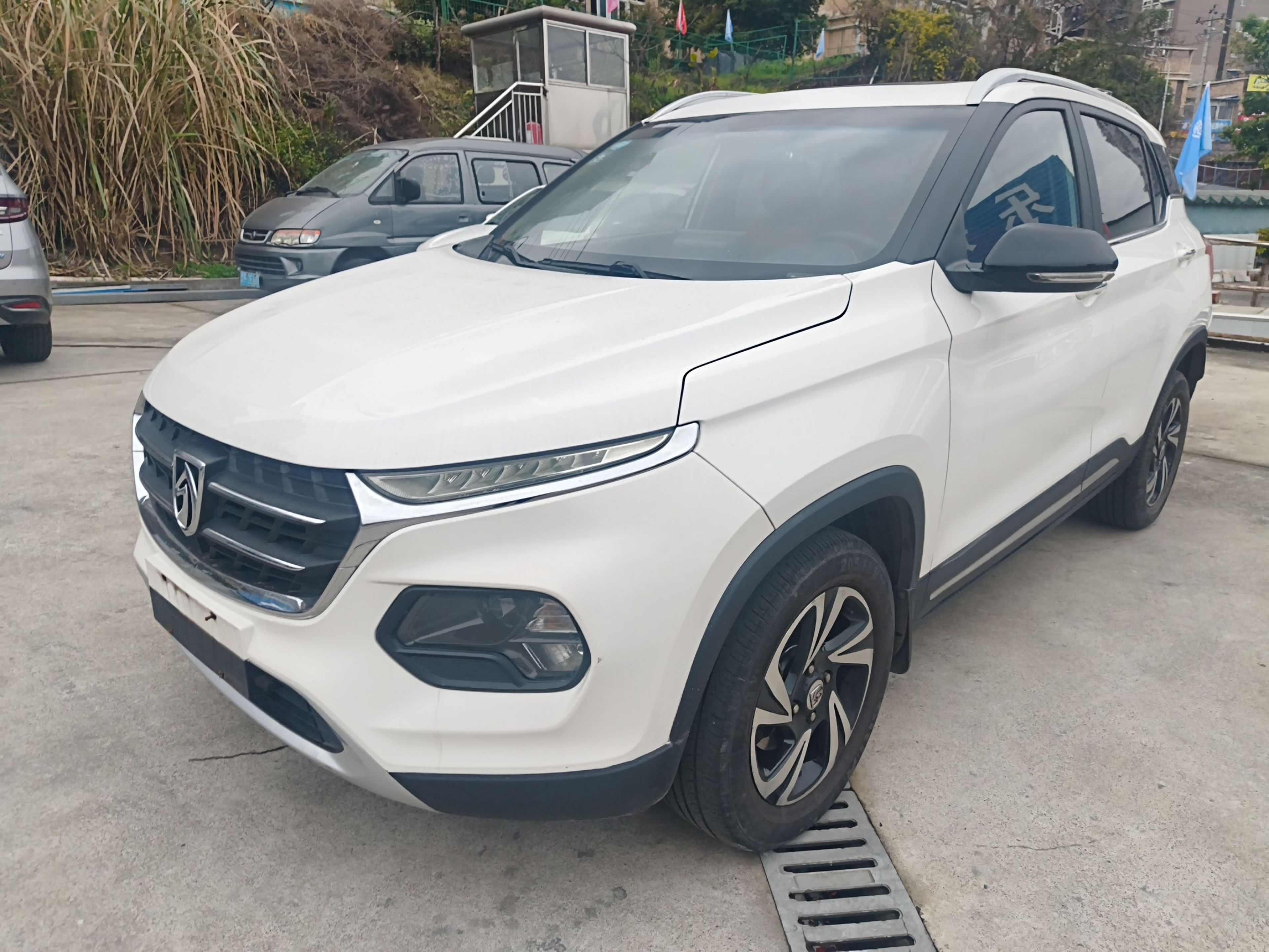 تحت مقدمة السيارة