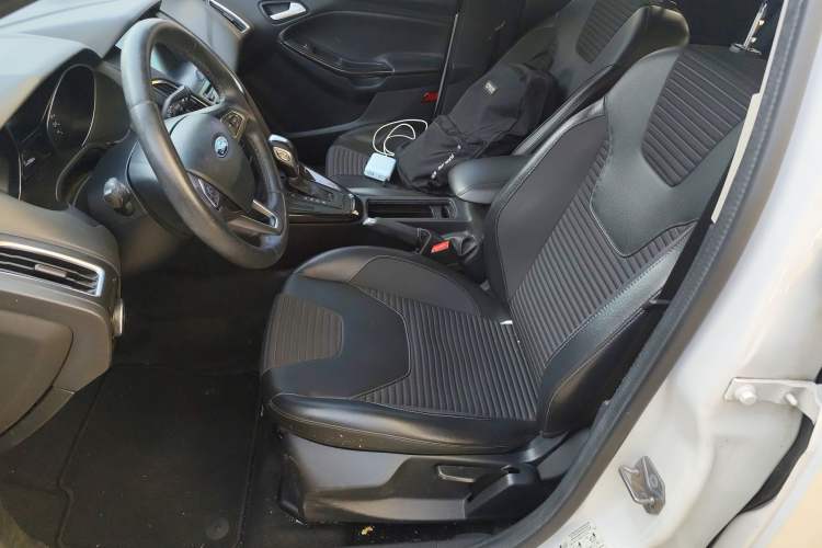 Used Ford Focus 2018 Hatchback Classic 1.6L Automatic Trendy SmartDrive Edition
