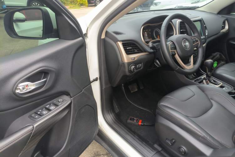 Used  Cherokee 2017 2.0L Superior Edition
