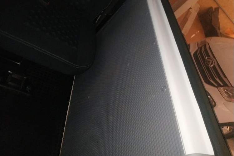 Used SAIC MAXUS Xintu V80 2019 2.5T Classic Model 6-Speed Manual – Aoyuntong Modified Version Short Wheelbase Ultra-Low Roof 5/6 Seats
