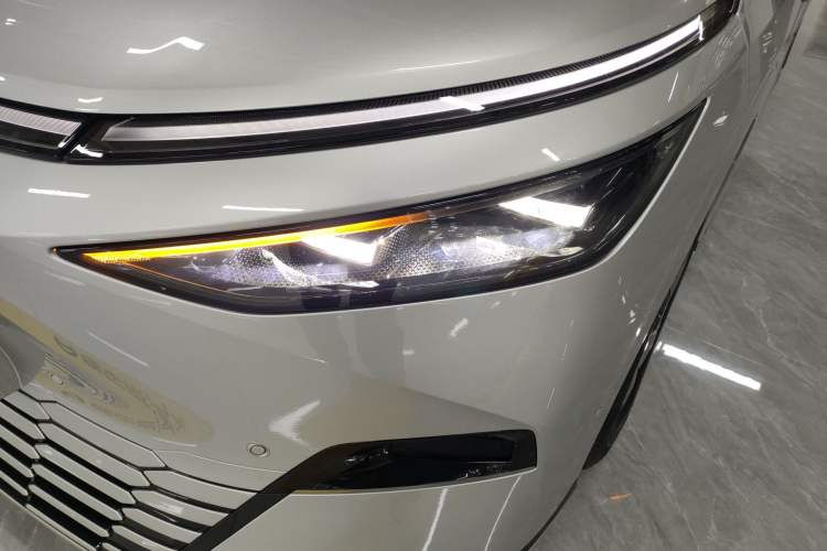 Used XPeng X9 2024 702 Ultra-Long Range Max
