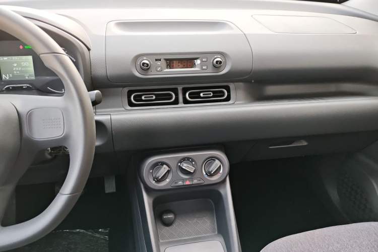 Used Wuling Hongguang New Energy 2024 All-Electric Model 300KM Practical Version
