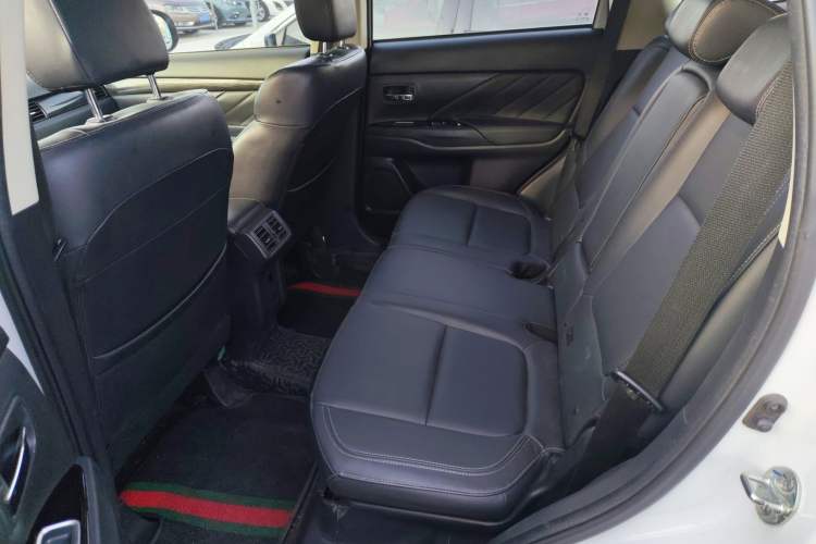 Used Mitsubishi Outlander 2019 2.4L 4x4 Zhi Xiang Edition 5 Seats China VI Standard
