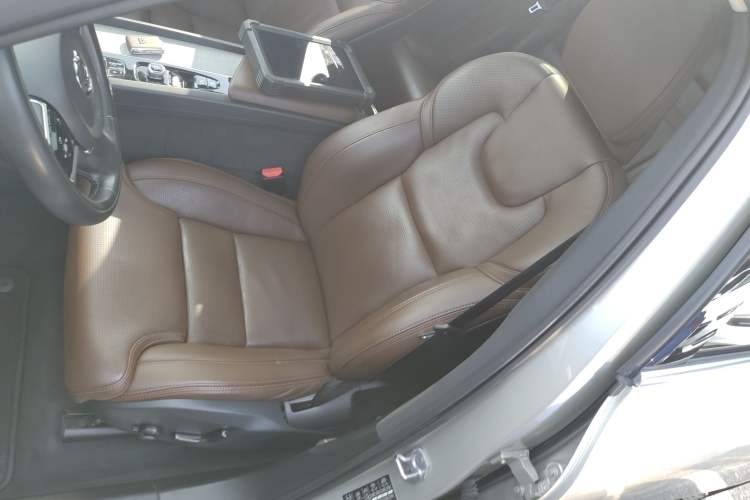 Used Volvo XC60 New Energy 2019 T8 e-Drive Hybrid Prestige Luxury Edition China VI Standard
