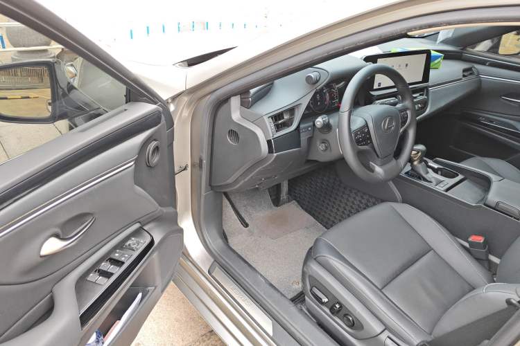 Used Lexus ES 2023 200 Excellence Edition
