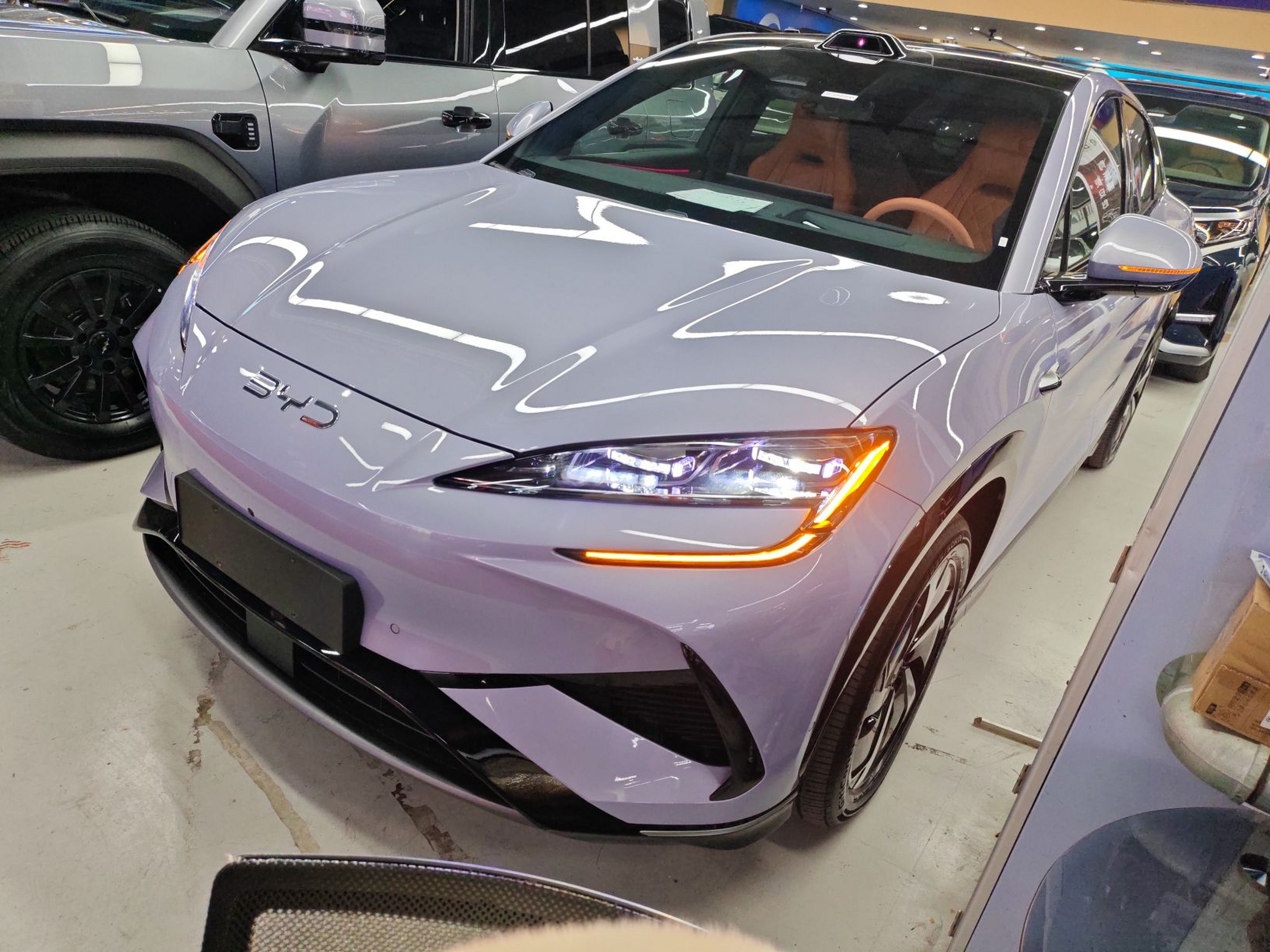 Под передней частью автомобиля