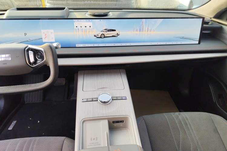 Used  E8 2024 620 km All-Wheel-Drive Dragon Edition
