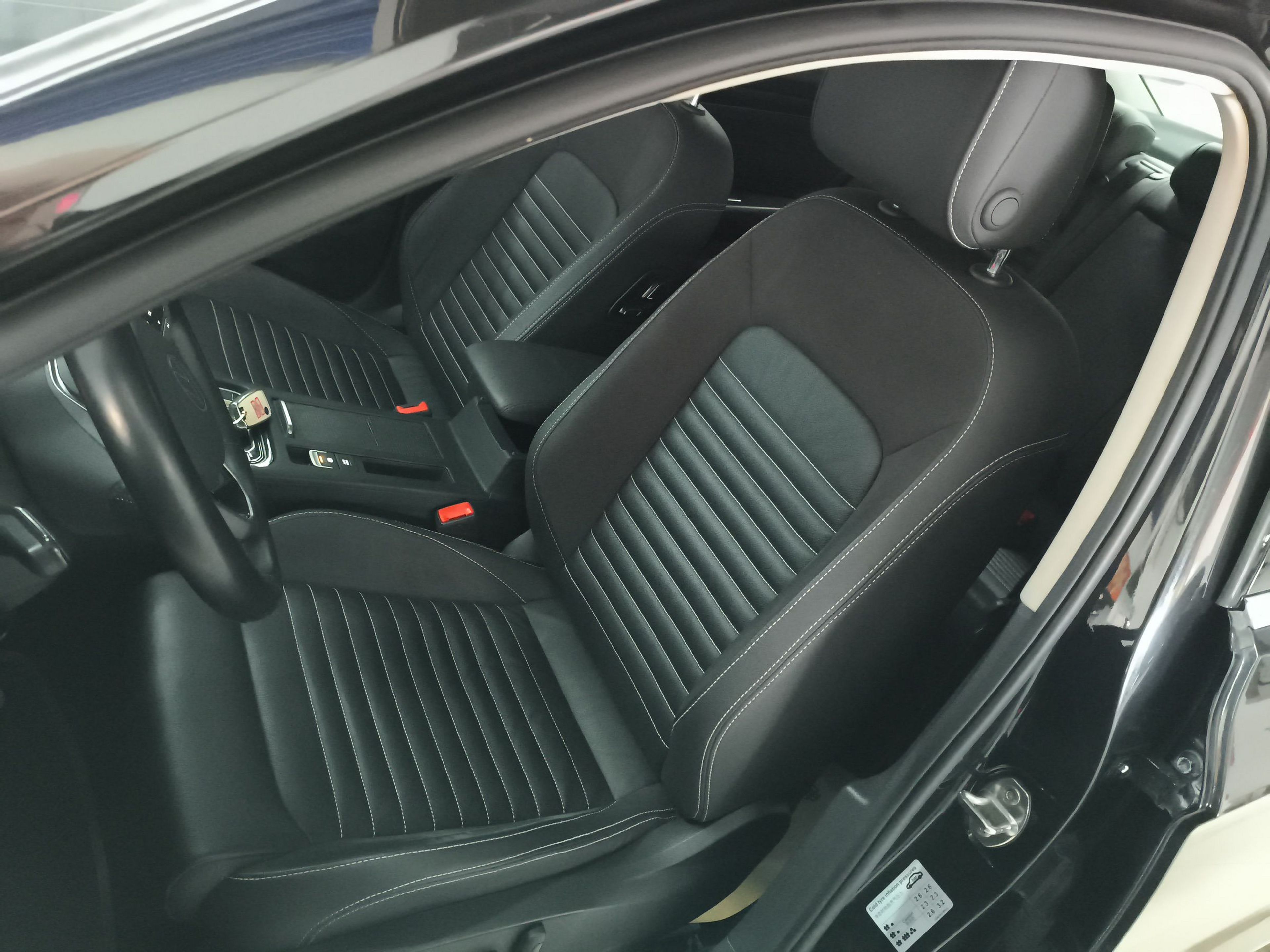 المقاعد الأمامية داخل السيارة