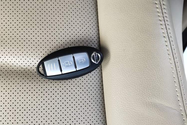 Used Nissan X-Trail 2014 2.5L CVT Leading Edition 4WD
