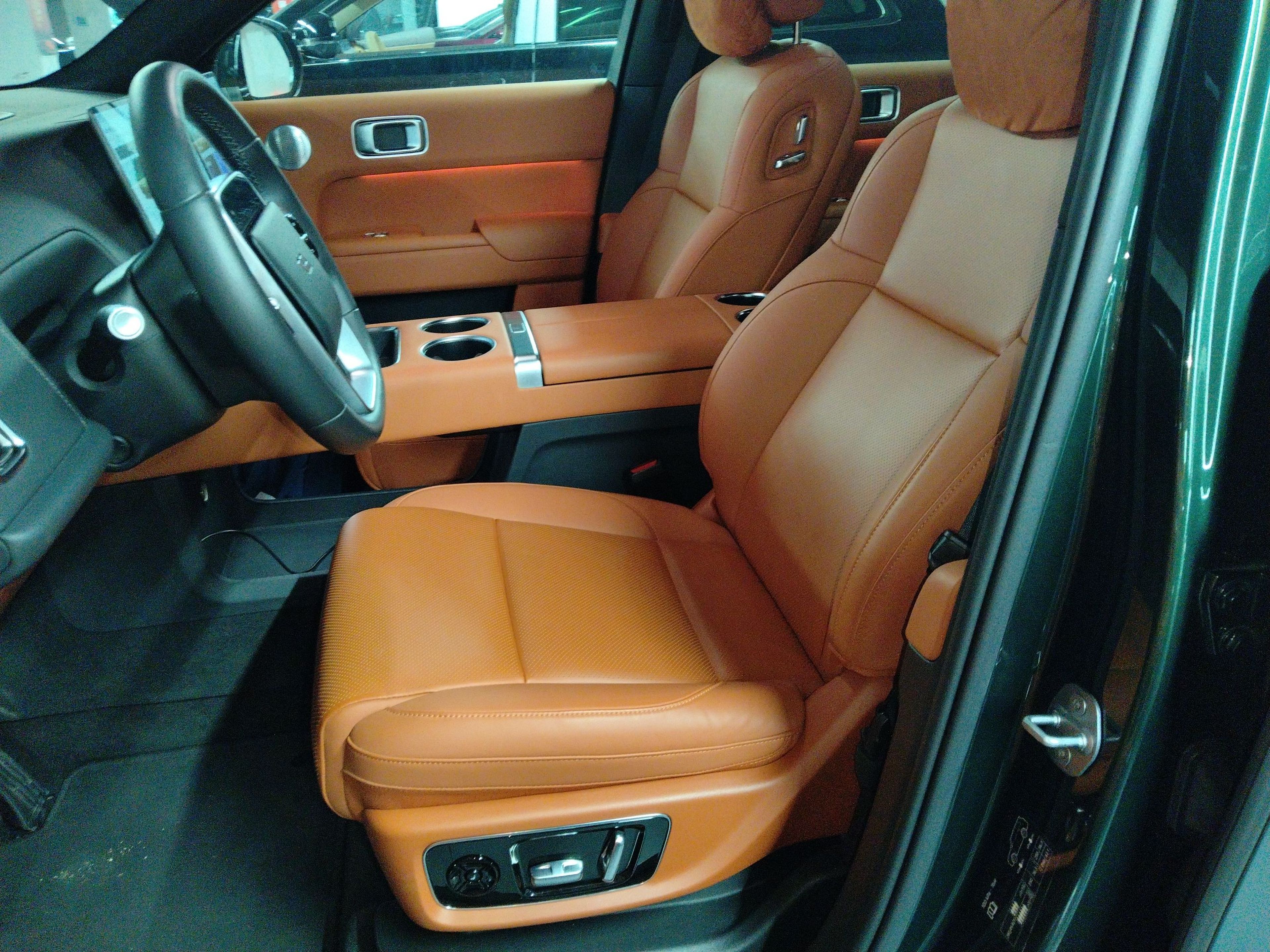 المقاعد الأمامية داخل السيارة