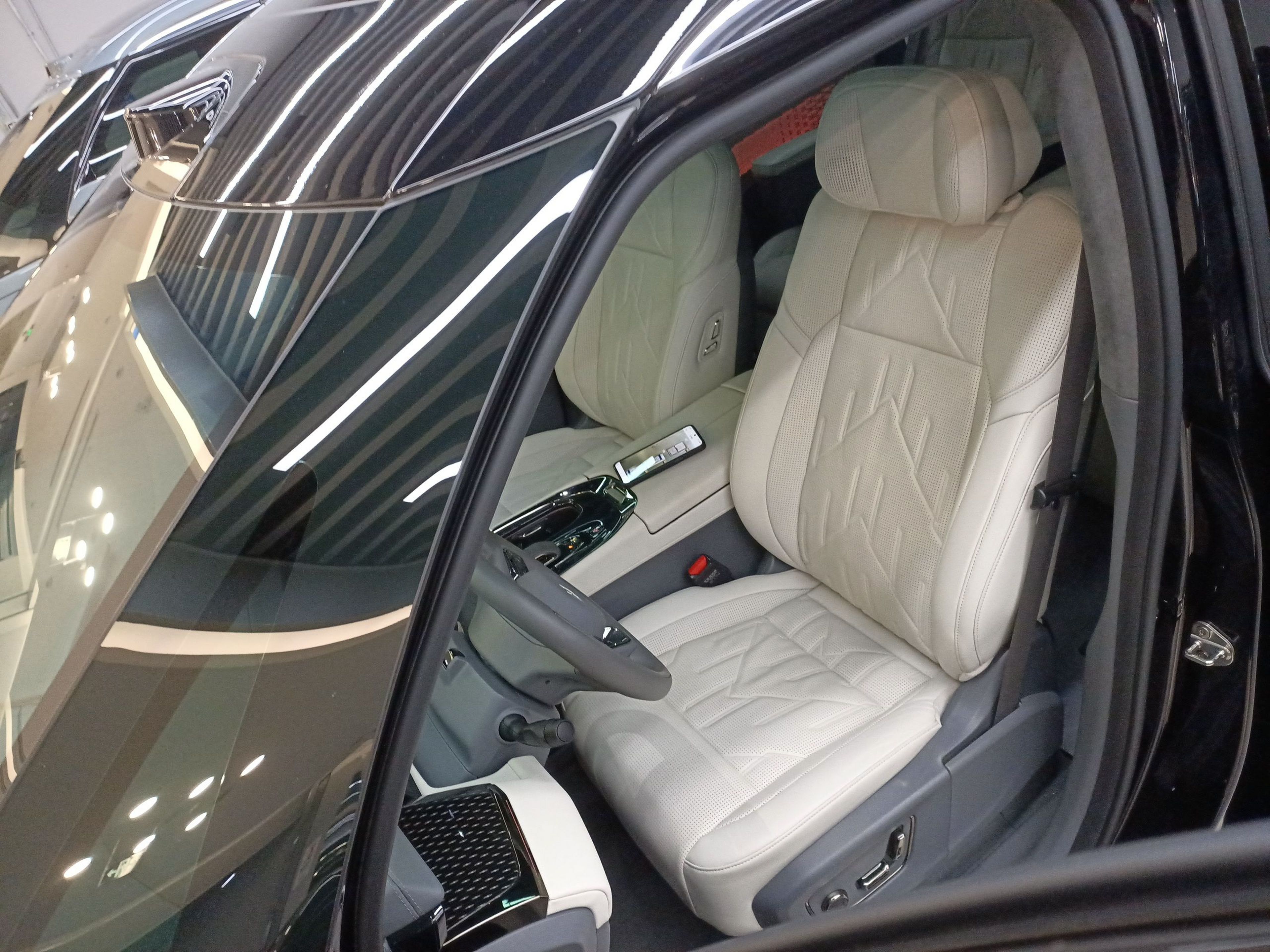 المقاعد الأمامية داخل السيارة