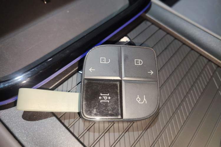 Used Lynk & Co 08 EM-P 2025 220 km All-Wheel-Drive Performance Halo