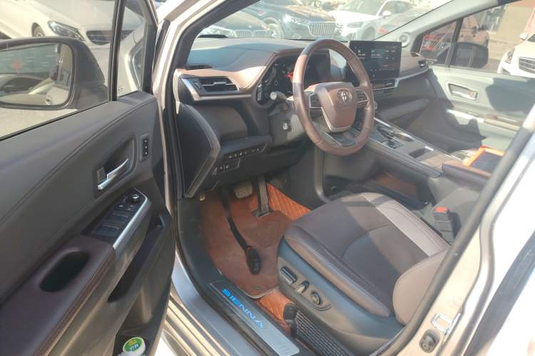Used Toyota Sienna 2021 2.5L Hybrid Platinum Edition