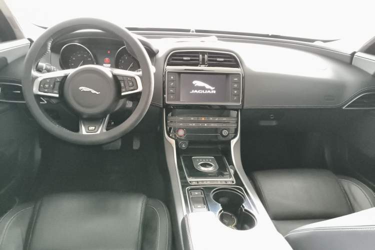 Used Jaguar XE 2015 2.0T 200 PS R-Sport