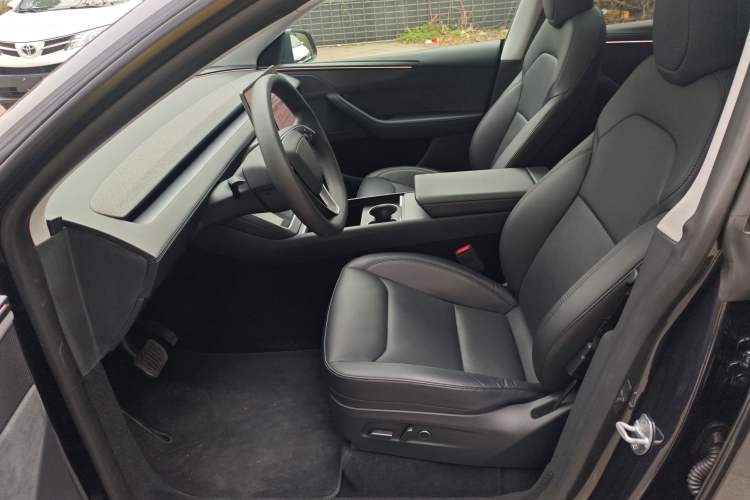 Used Tesla Model Y 2025 Long-Range All-Wheel-Drive Version