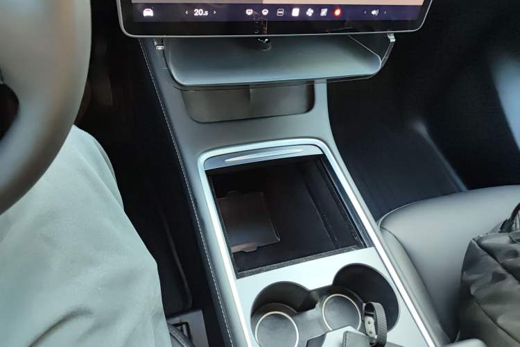 Used Tesla Model Y 2023 Long-Range All-Wheel-Drive Version