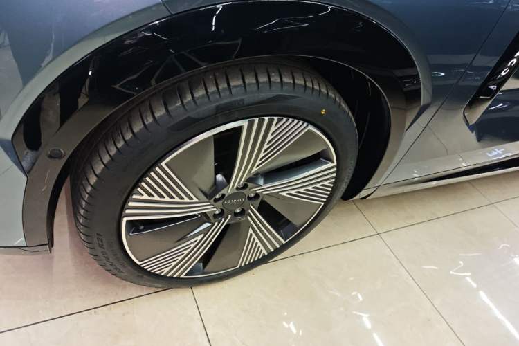 Used Lynk & Co 08 EM-P 2025 220 km All-Wheel-Drive Performance Halo
