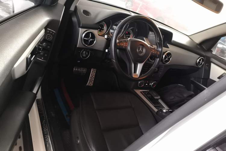 Used Mercedes-Benz GLK-Class 2013 GLK 300 4MATIC Dynamic Sunroof Model
