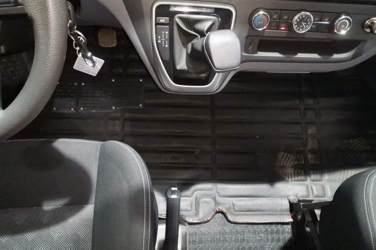 Used SAIC MAXUS Xintu V80 2023 2.0T AMT Classic Aoyuntong Power Version Short Wheelbase Ultra-Low Roof 5/6-Seater