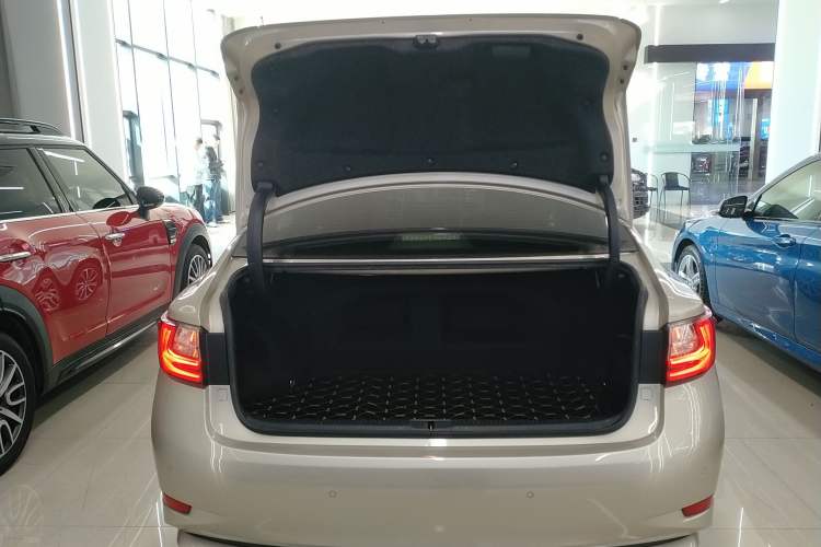 Used Lexus ES 2015 300h Comfort Edition
