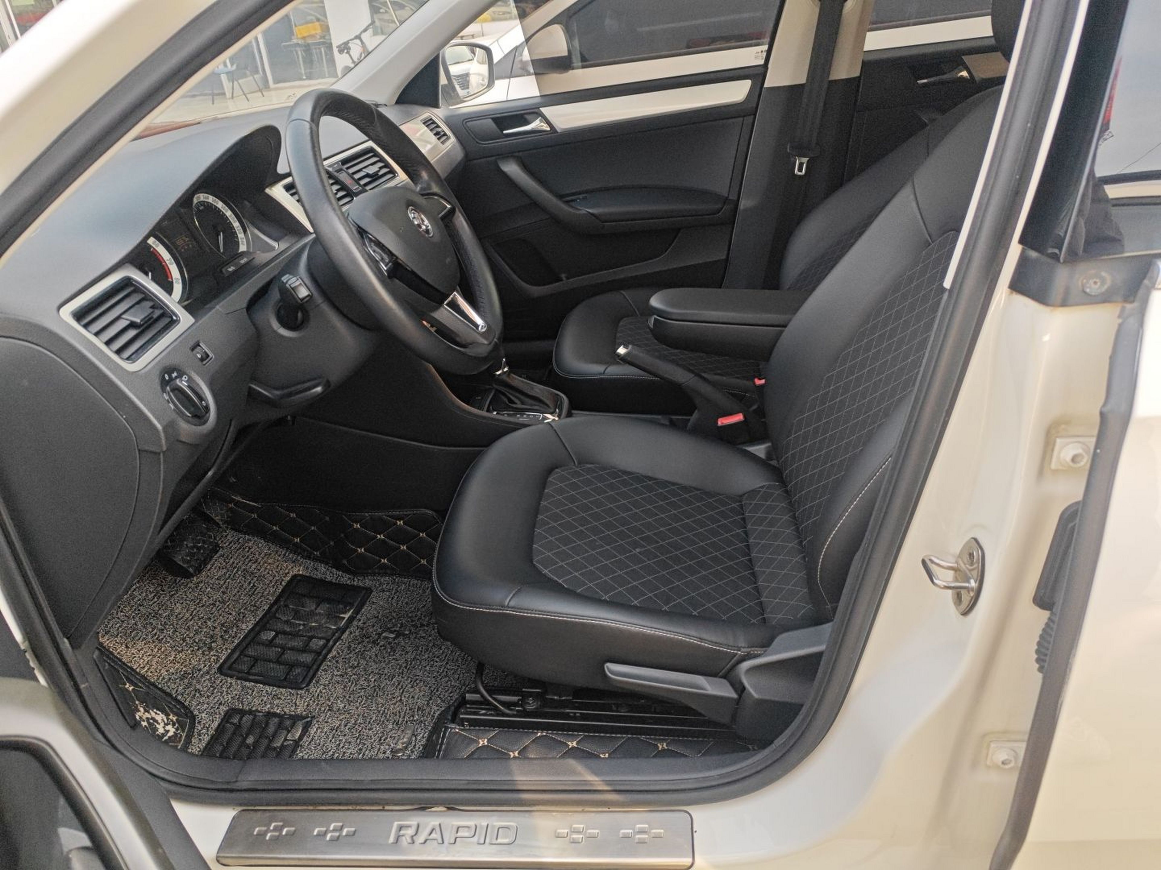 Переднее сиденье в автомобиле