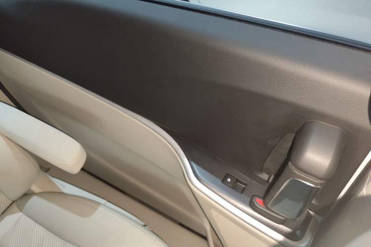 Used Buick GL8 2023 Land Executive Class Comfort Model
