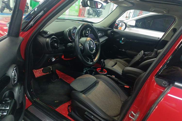 Used  MINI 2019 1.5T COOPER Classic Edition Five-Door Version
